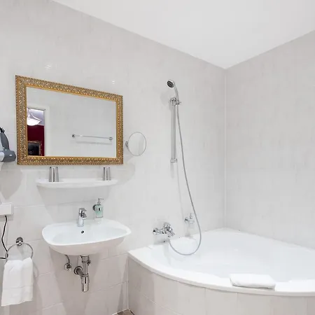 Nibelungenhof Hotel 4*